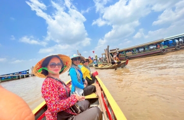 Đi thuyền trên sông