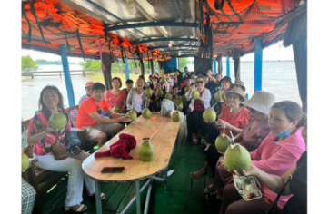 Đi thuyền trên sông Tiền